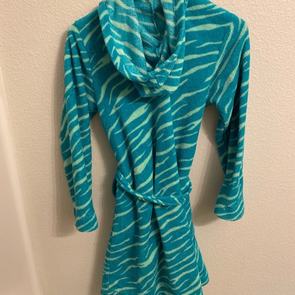 Robe - Picture 2 of 4